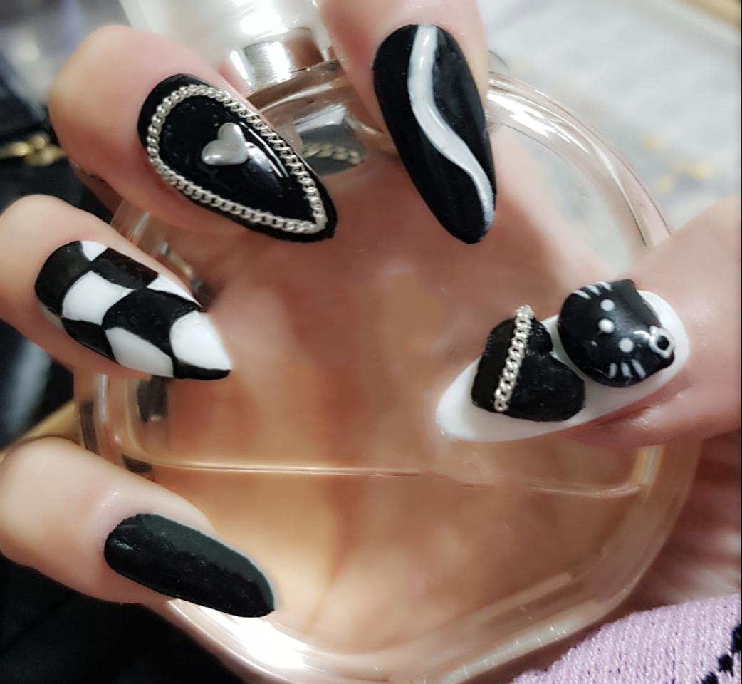 포스쩌는 블랙키티 수제네일팁