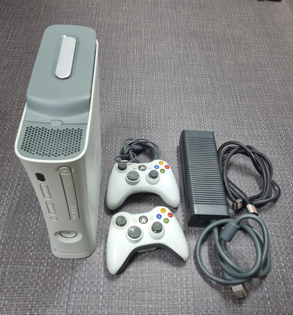 XBOX360 화이트 1테라(게임270개) 글리치 2인용세트