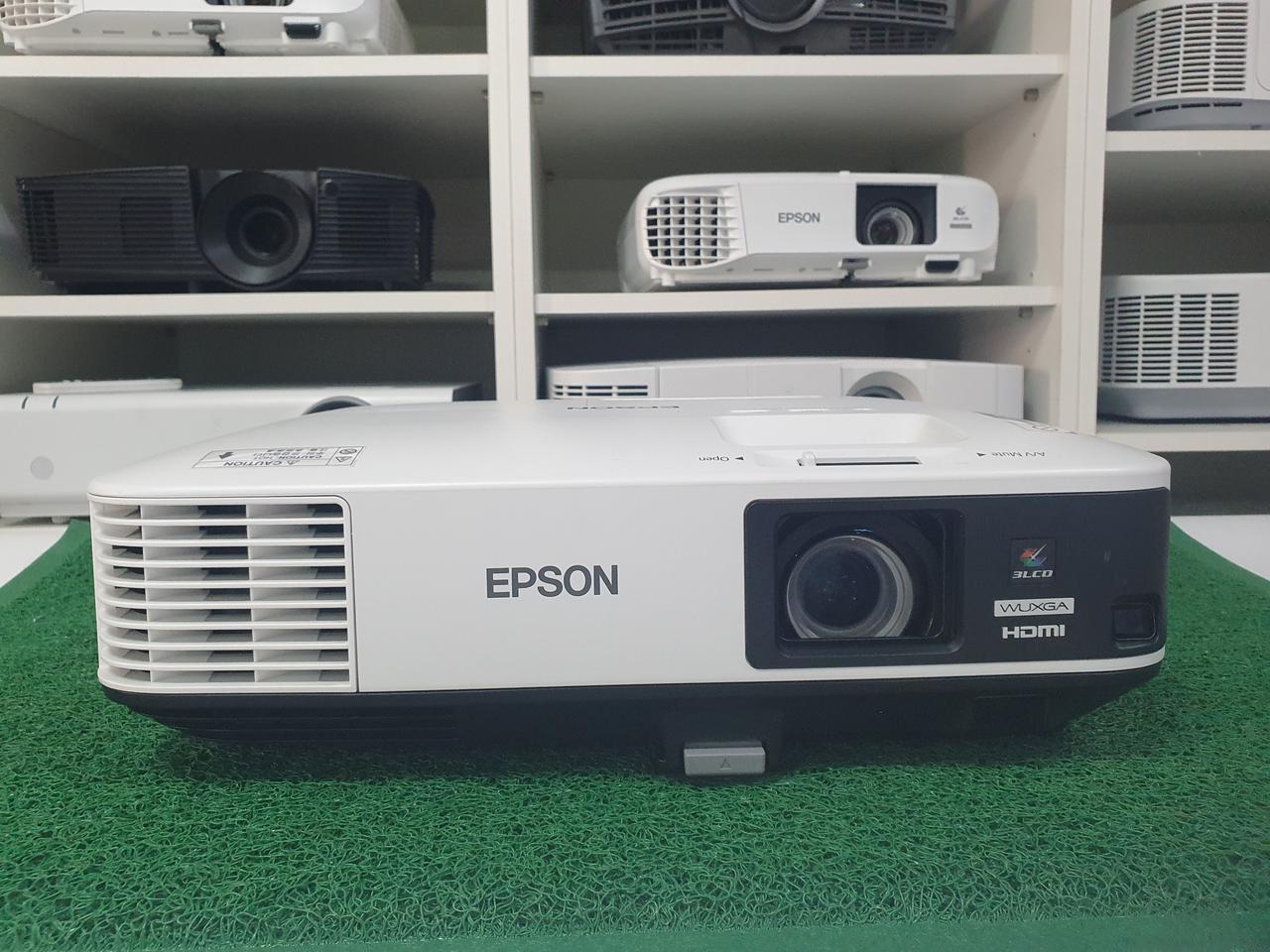새 램프. EPSON  EB-2250U  중고빔프로젝터
