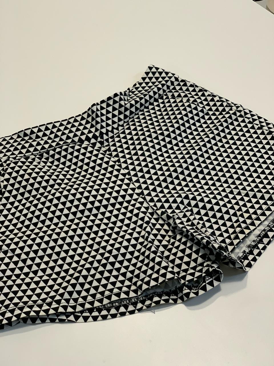 삼각형 무늬 숏팬츠(반바지)