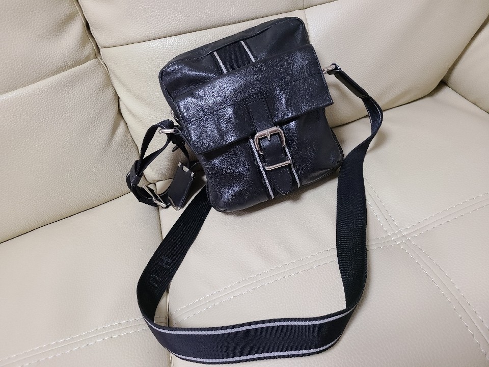 휴고보스 크로스백