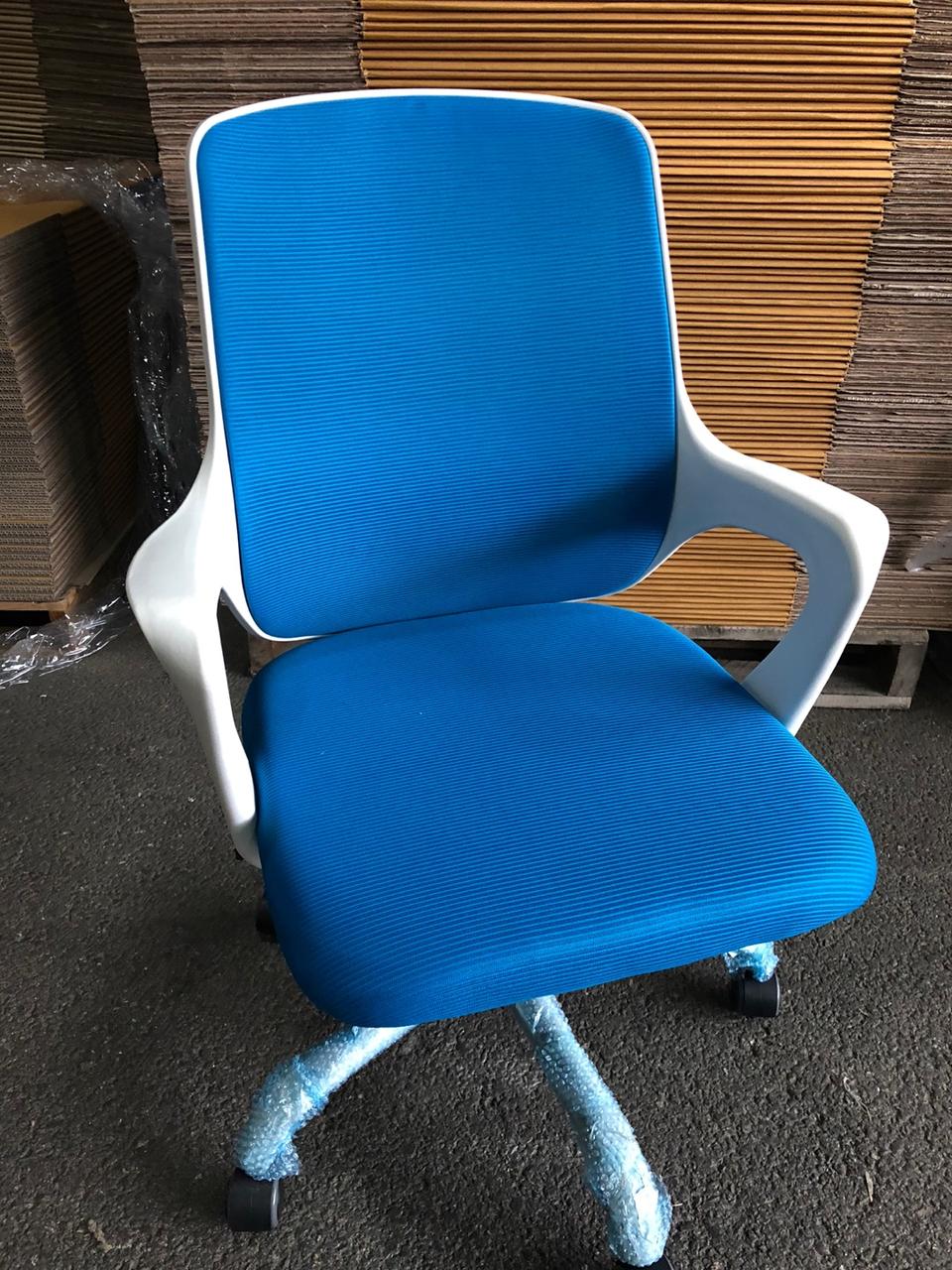 새상품 색이 이쁜 사무실의자