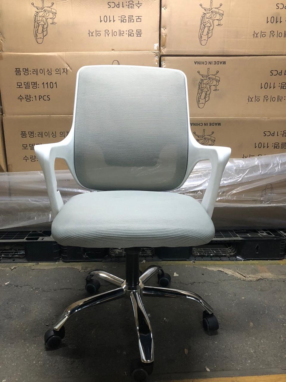 바람이 통하는 시원한 그레이 메쉬의자