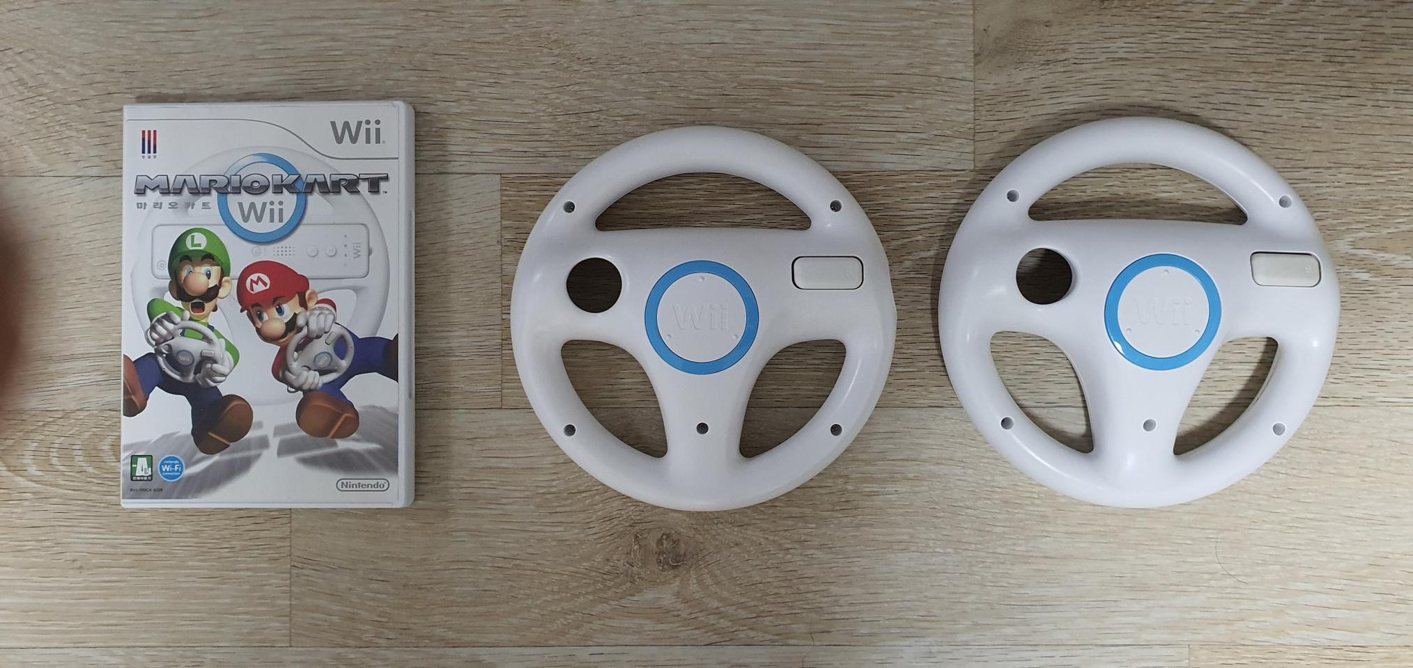 닌텐도wii 마리오 카트 게임과 정품 핸들 2개 한세트 판매합니다.