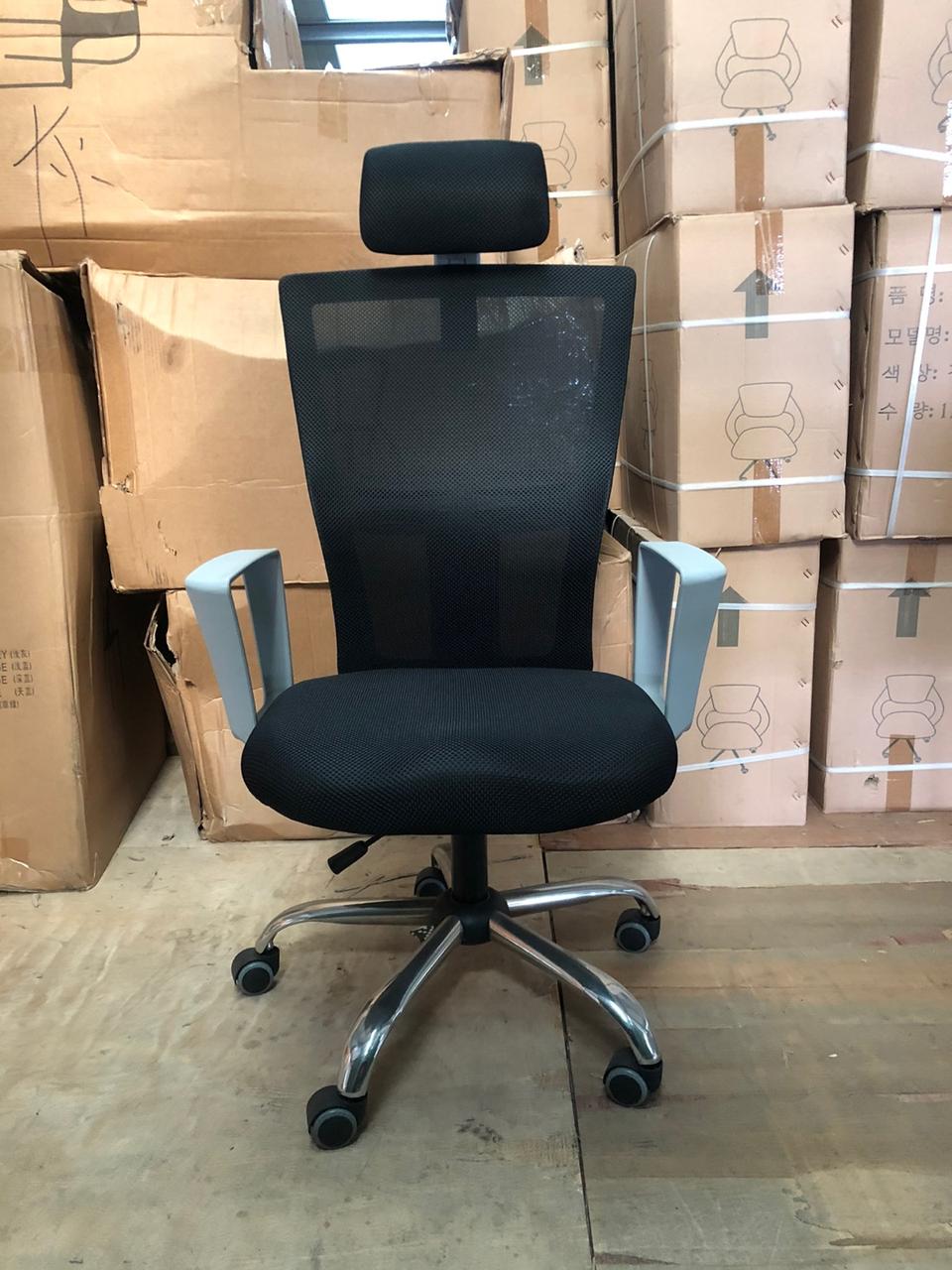 트렌디한 색상의 그레이 사무용의자