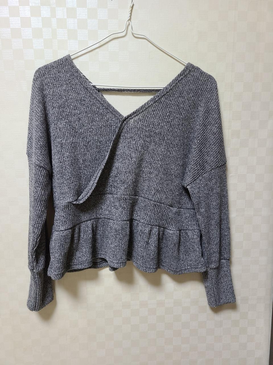 회색 브이넥 프릴 긴팔