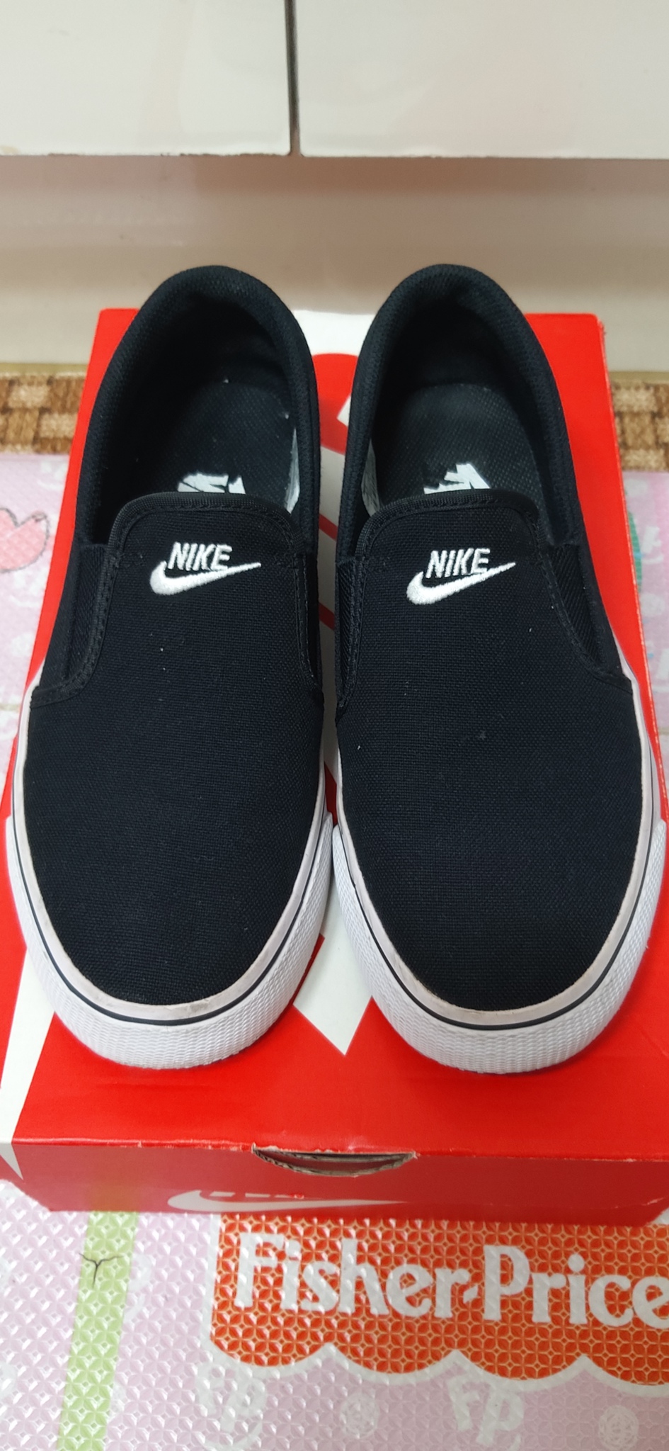 나이키토키슬립온검흰235