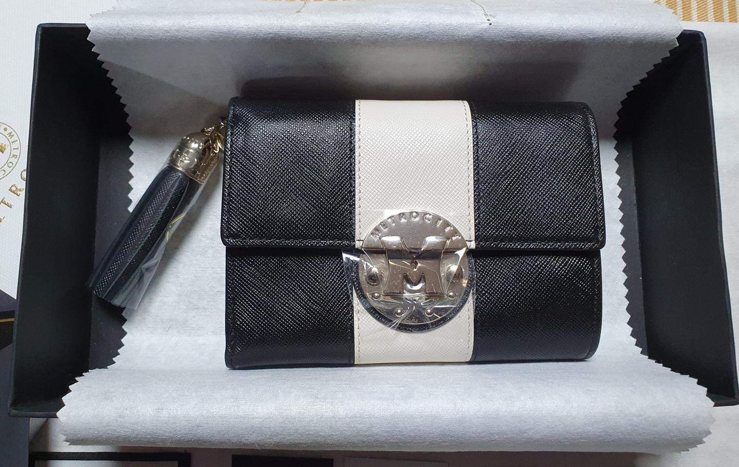 메트로시티 여성중지갑 정품/새제품 입니다