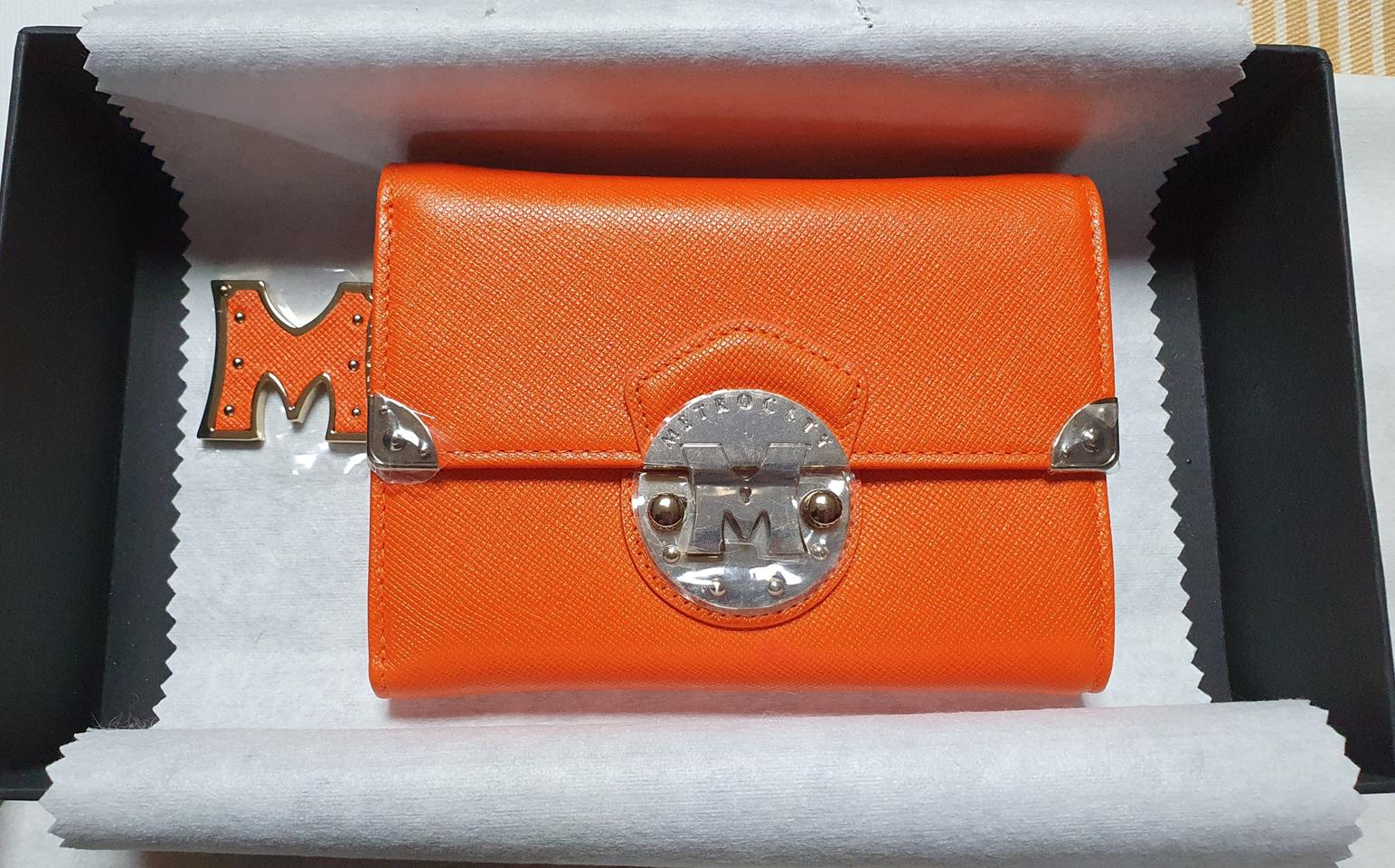 메트로시티 여성중지갑 정품/새제품 입니다