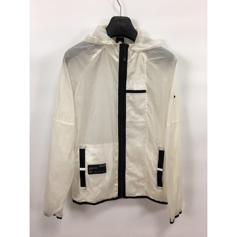 데상트 바람막이