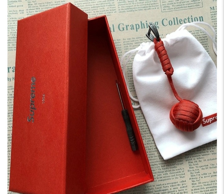 슈프림 키링 입니다