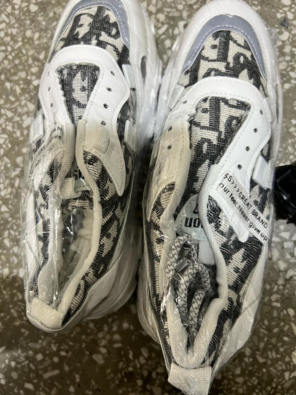 디올리미션운동화240