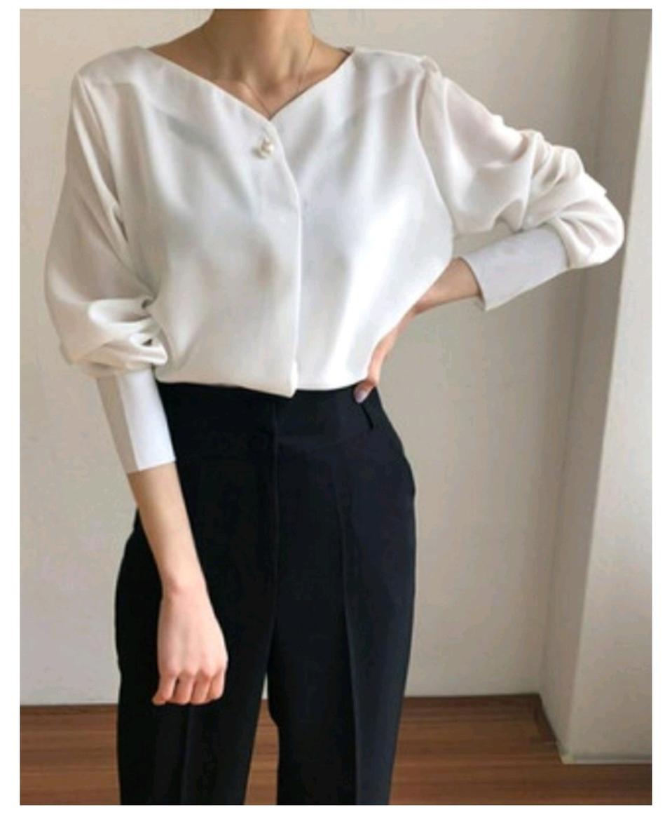 (새상품)넥라인진주블라우스