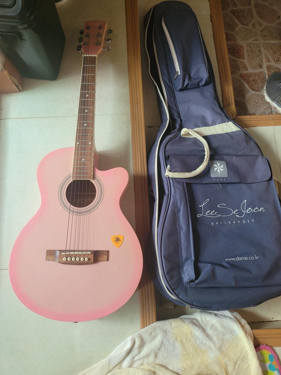 핑크색기타 통기타