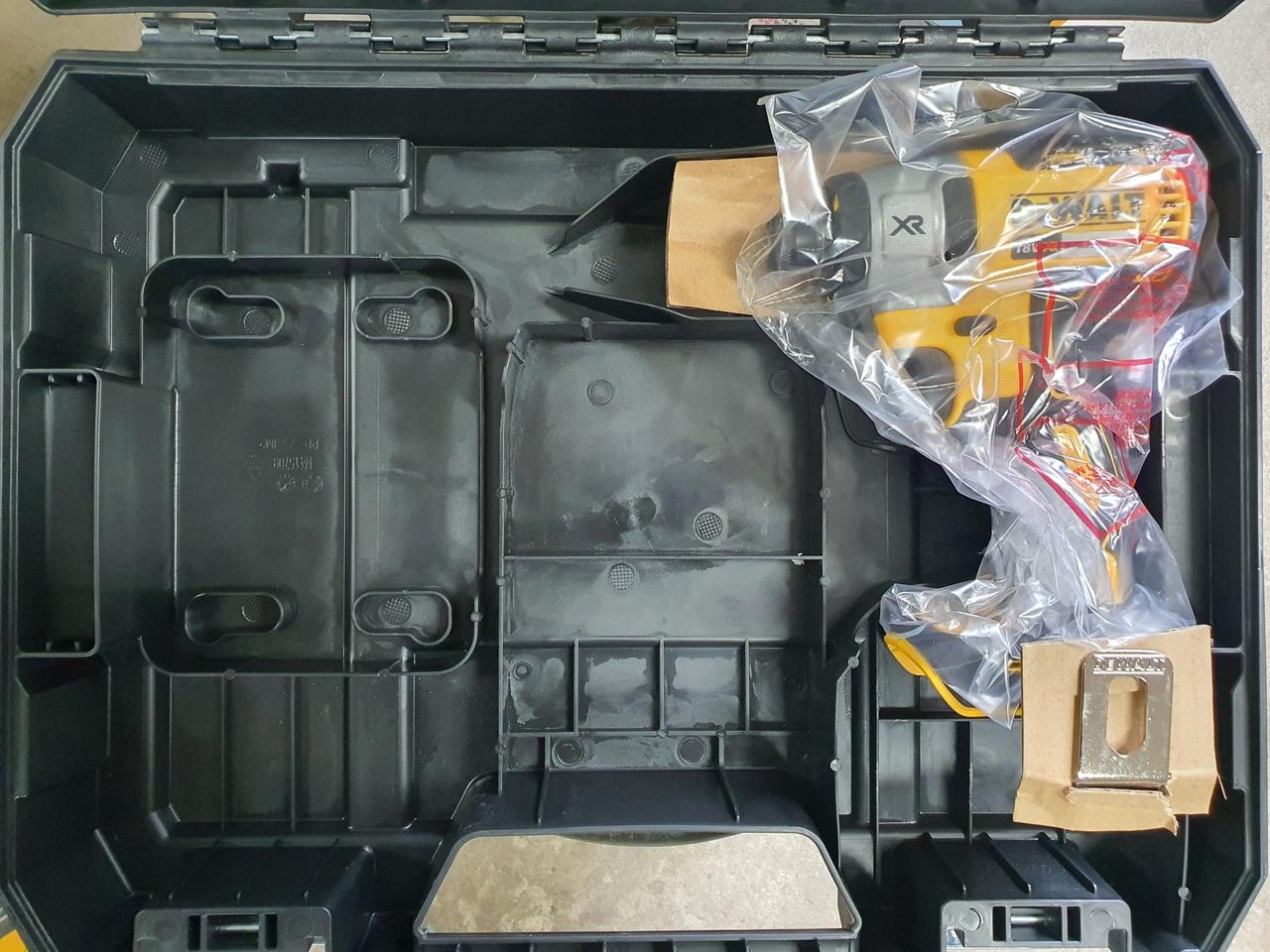 디월트 dcf887 본체와 케이스