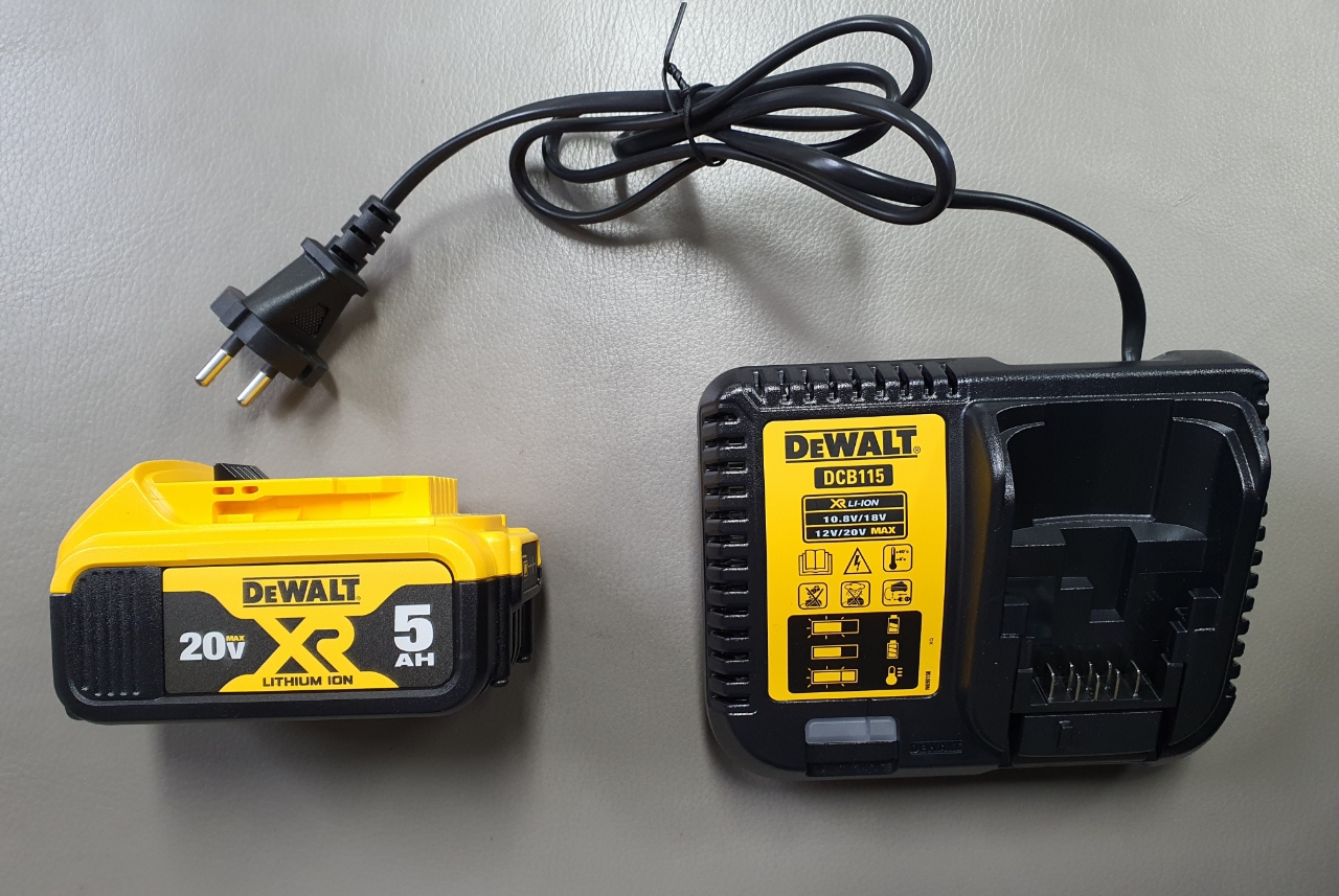 디월트 고속충전기와 밧데리