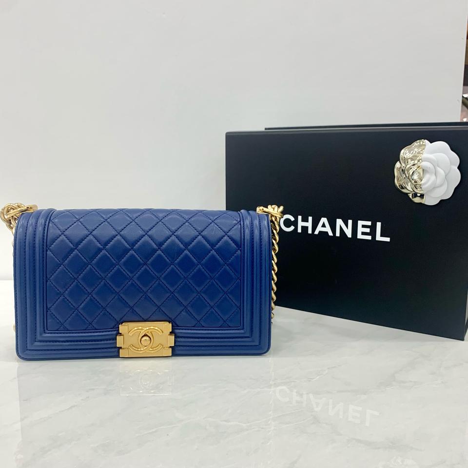 샤넬 카프스킨 보이백 미듐 블루 23번대