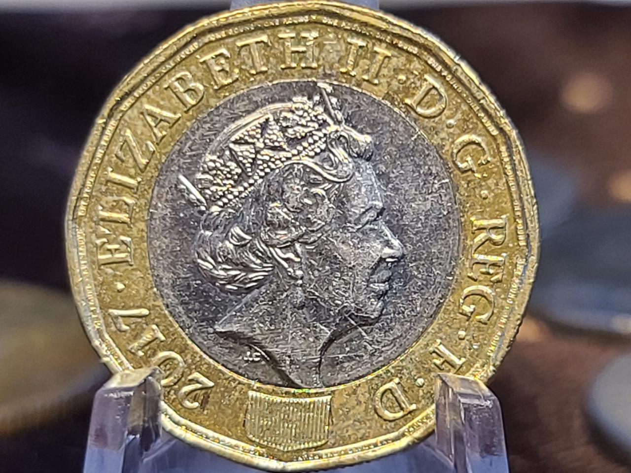 영국동전, 1파운드, 2017년 발행, 안압에러