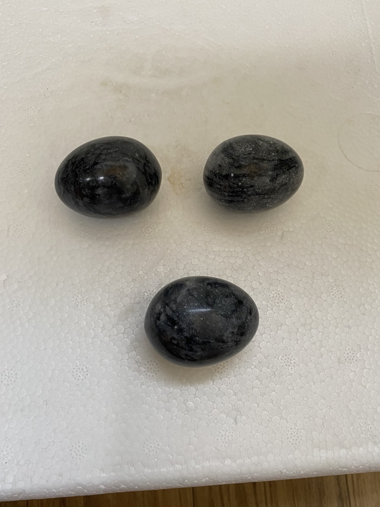 흑색바탕의 흑 옥돌 3개