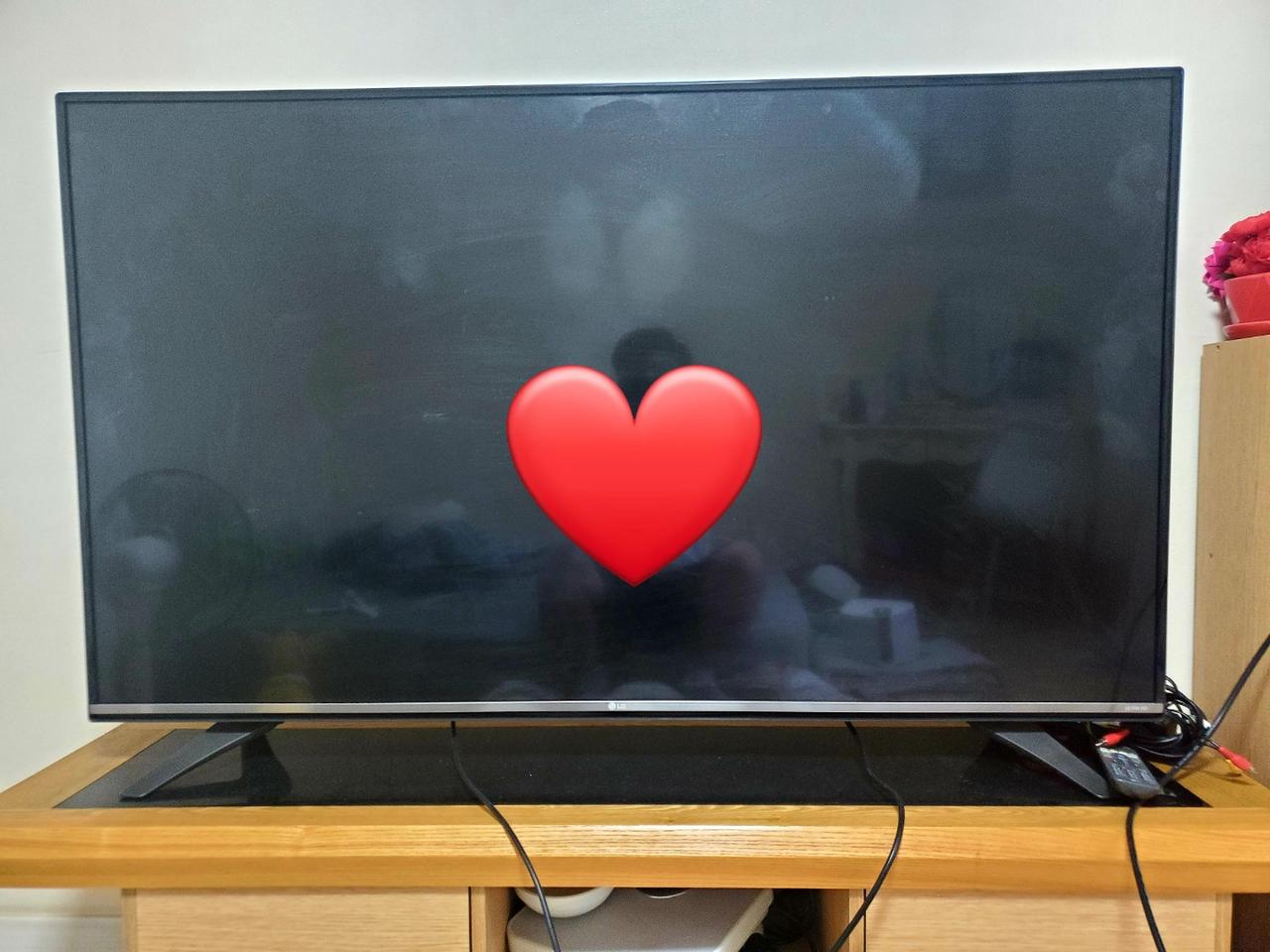 LG 60UF6610 UHD 60인치 TV + TV받침대 + 받침대 받침 협탁 판매합니다.