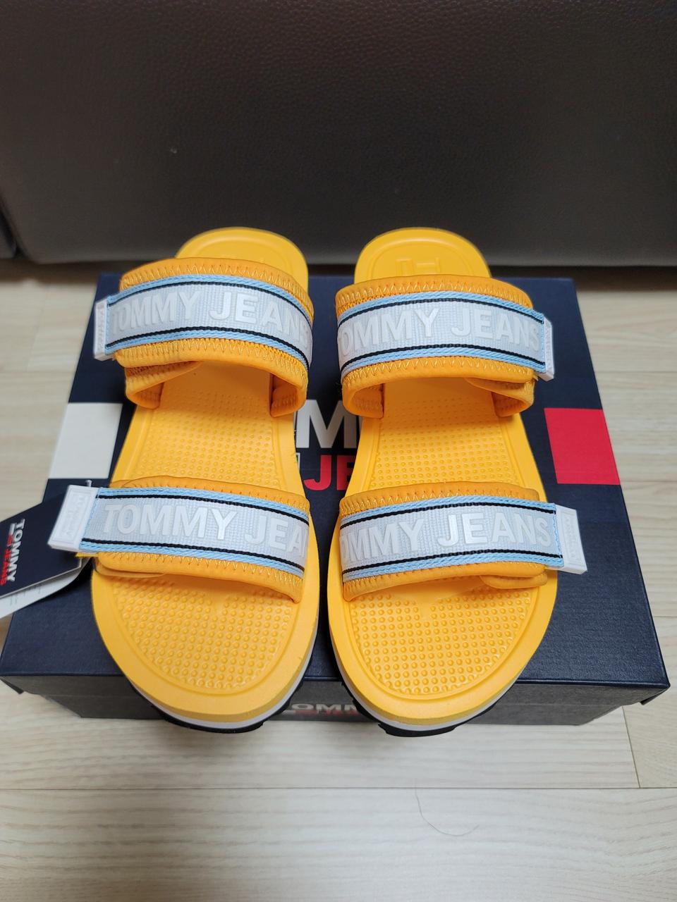 타미힐피거 235사이즈 새제품입니다