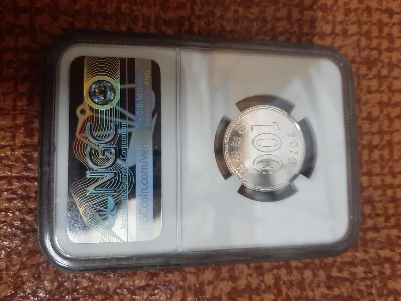 옛날돈 2018년도 백원 그레이딩주화 64등급 판매합니다