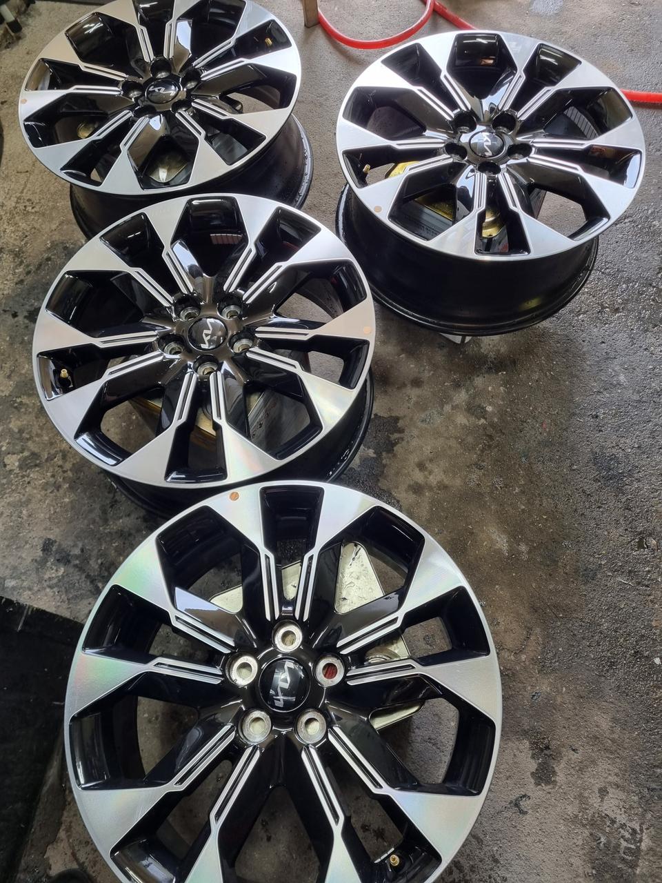 Suv중고굿.휠타이어.임판.블랙유광.컷팅.카니발최신ka4.올뉴카니발