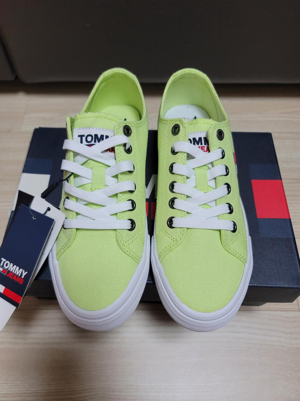 타미힐피거 스니커즈 235사이즈 새제품입니다