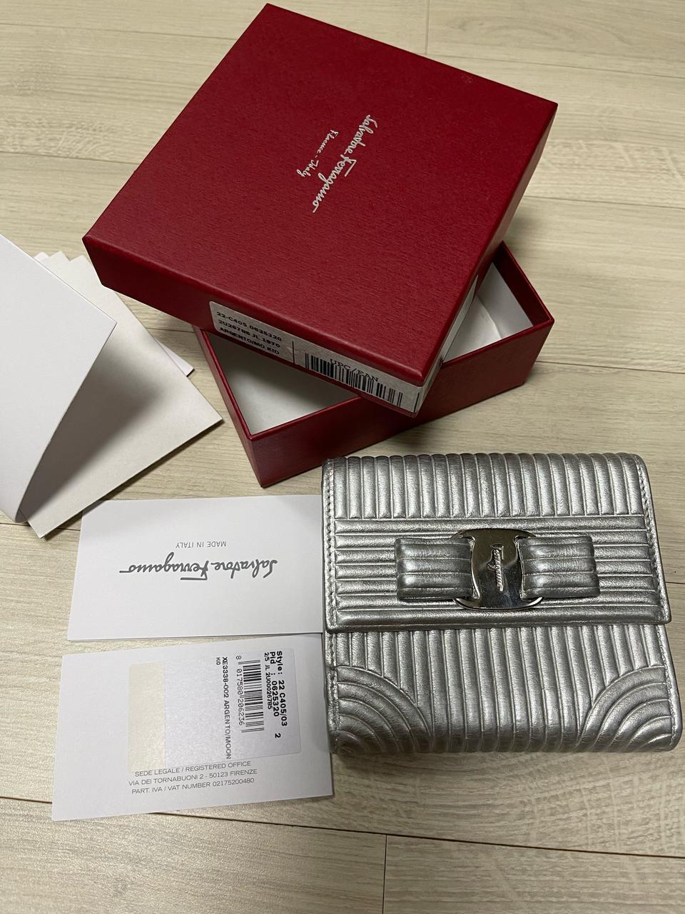 페레가모/ 여성 은색 (은갈치)반지갑