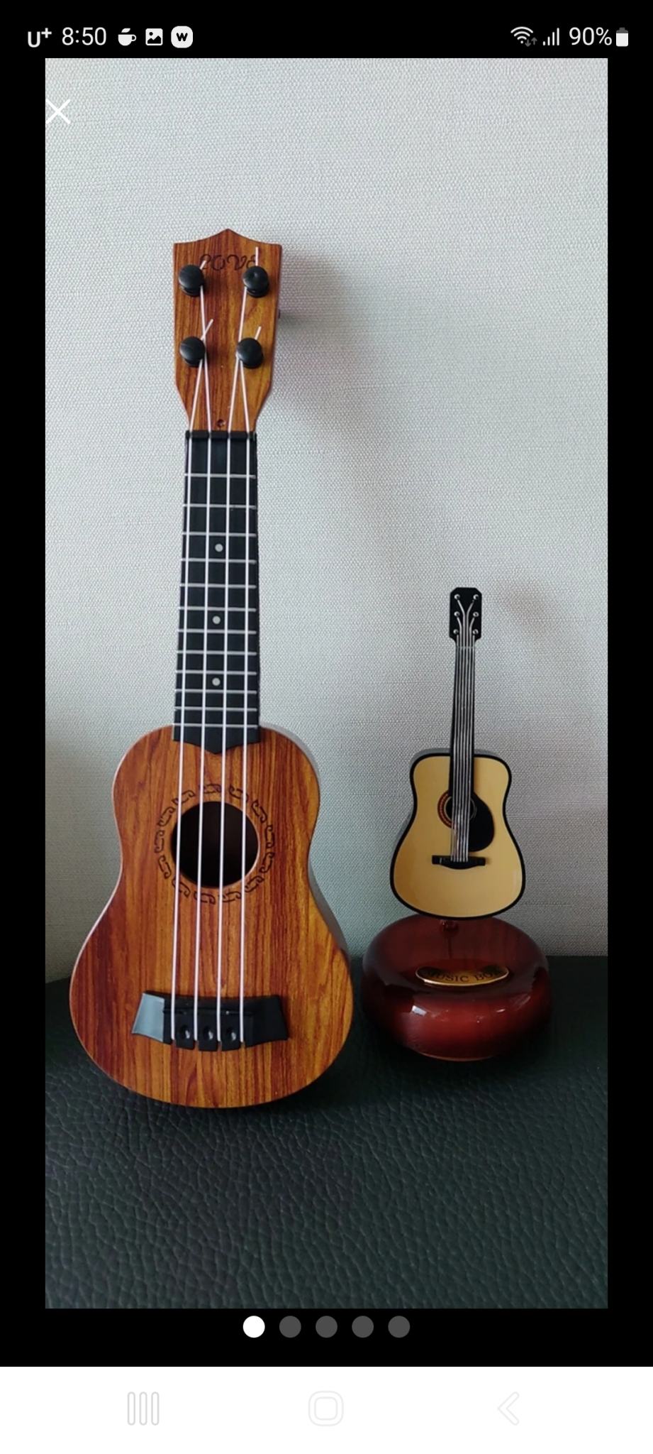 기타모양 새 오르골과 우클렐레 장식용 소품입니다