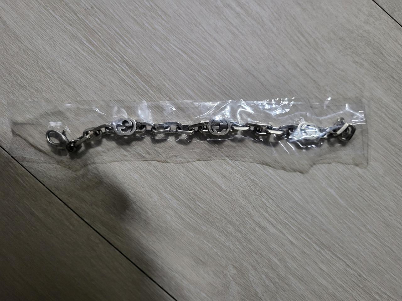 새상품입니다(인터로킹 G 실버 팔찌)