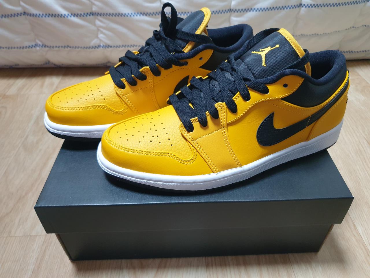 조던1 로우 유니버시티 골드 255 새상품