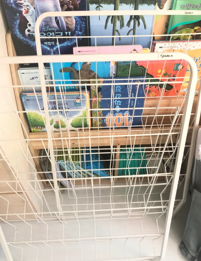 밀크 철제 책꽂이