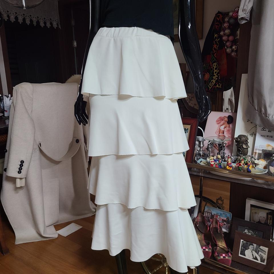 흰 계단 스커트