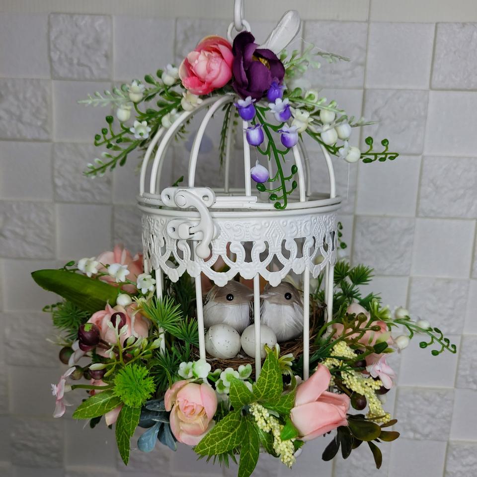 장미 새장과 귀여운 새 한쌍