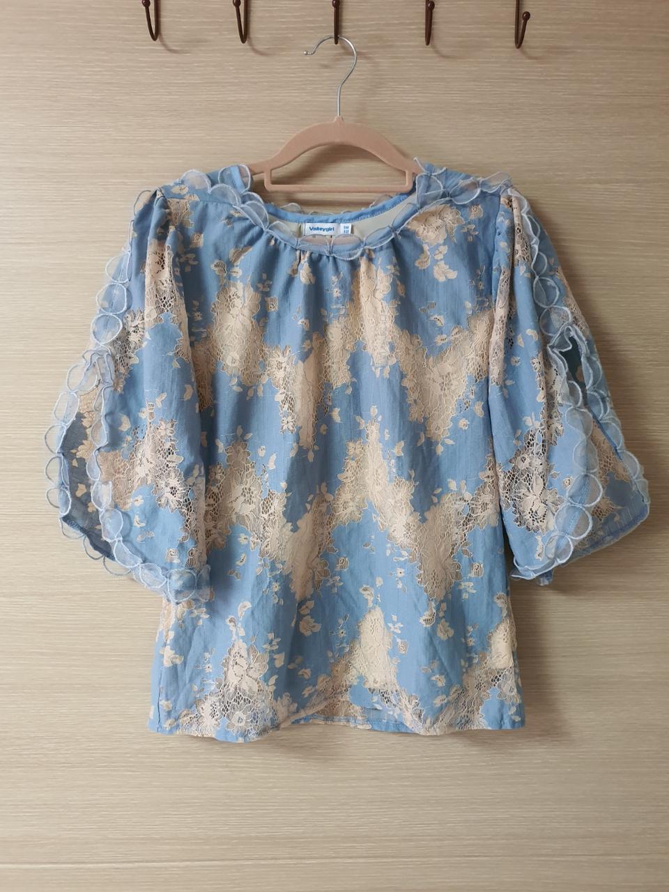 레이스 블라우스
