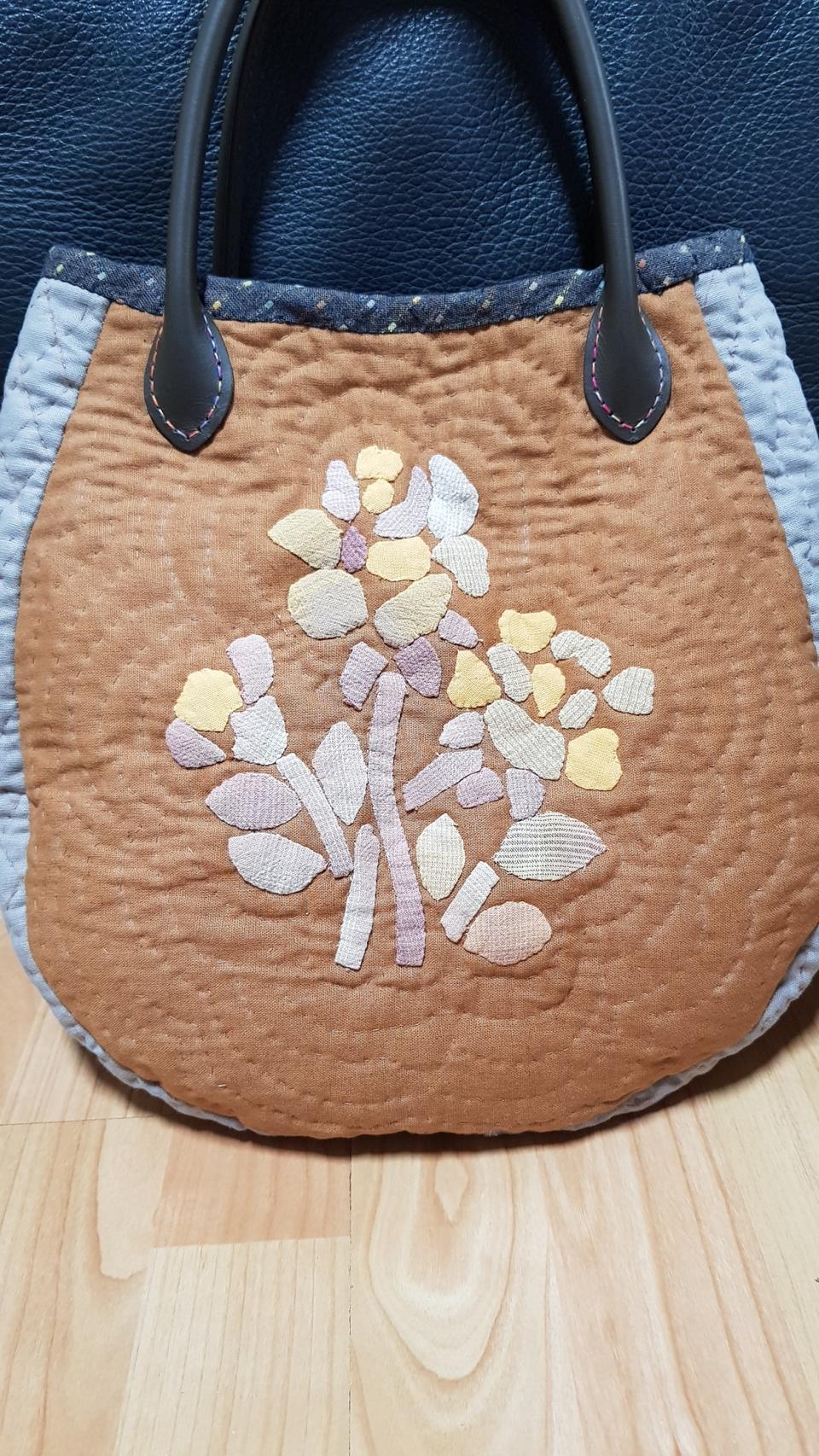 ♥새제품♥ 차분한 플라워 퀼트 토트숄더백