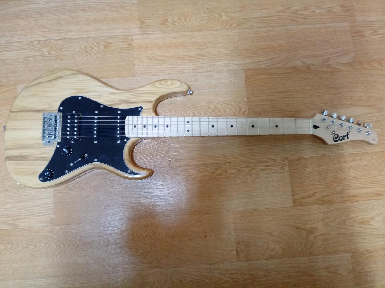 상태 깨끗한 Cort일렉기타 팝니다.12만원 010 3749 7528