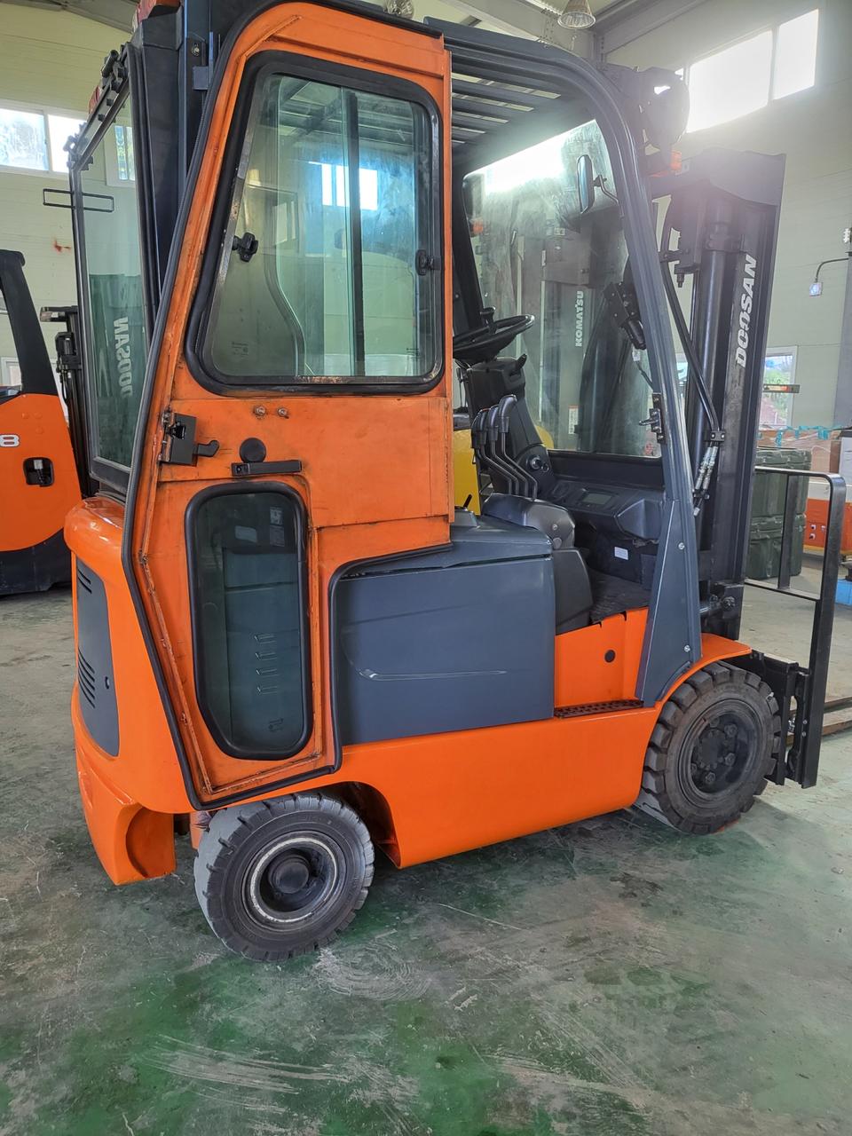 두산2.5톤 전동지게차