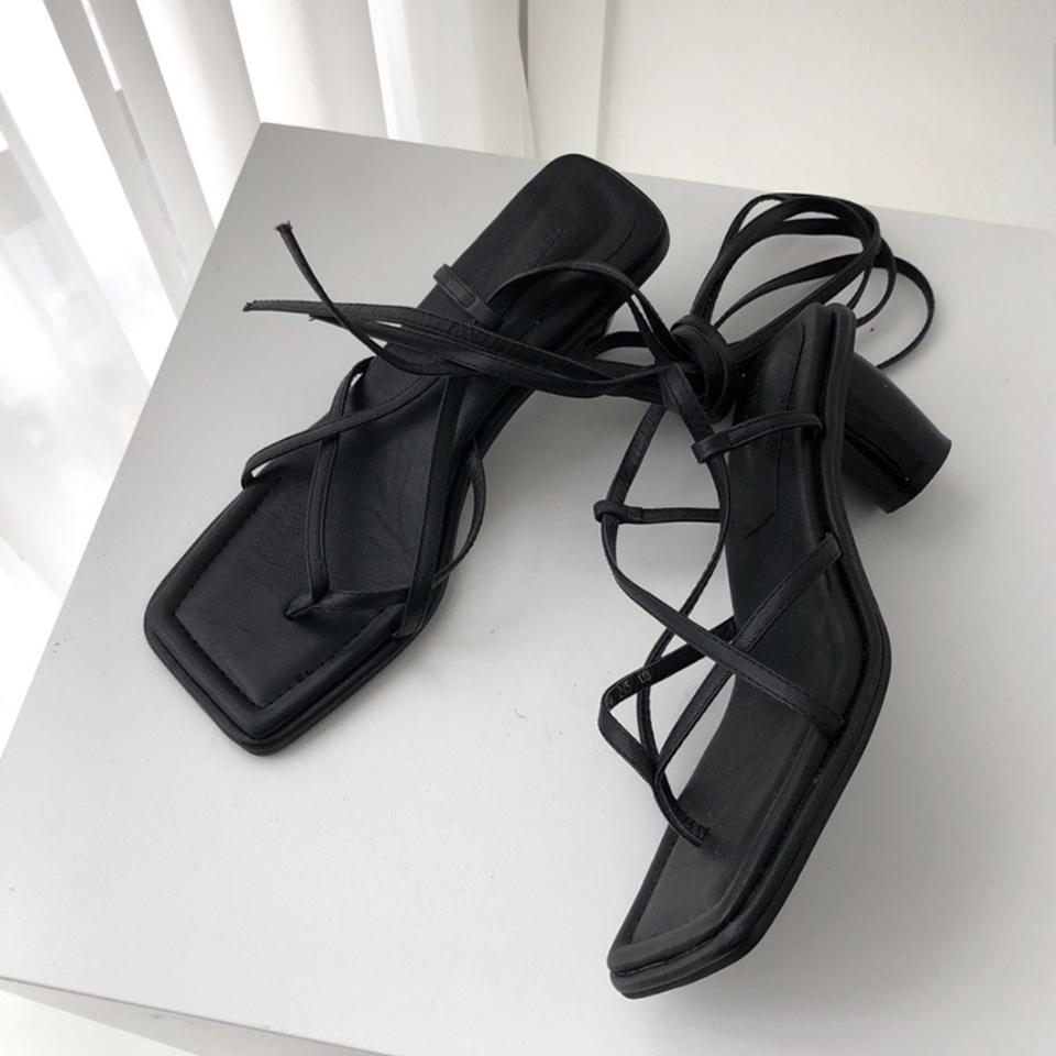 스퀘어토 발목 레이스업 스트랩 샌들