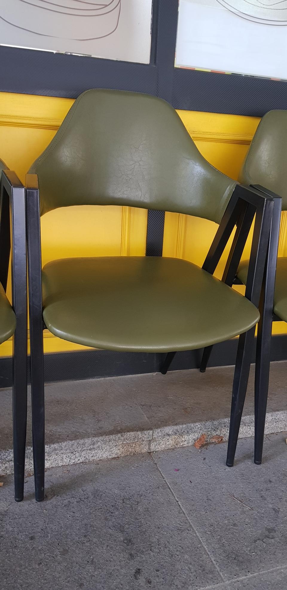 업소용 의자 8개 있습니다