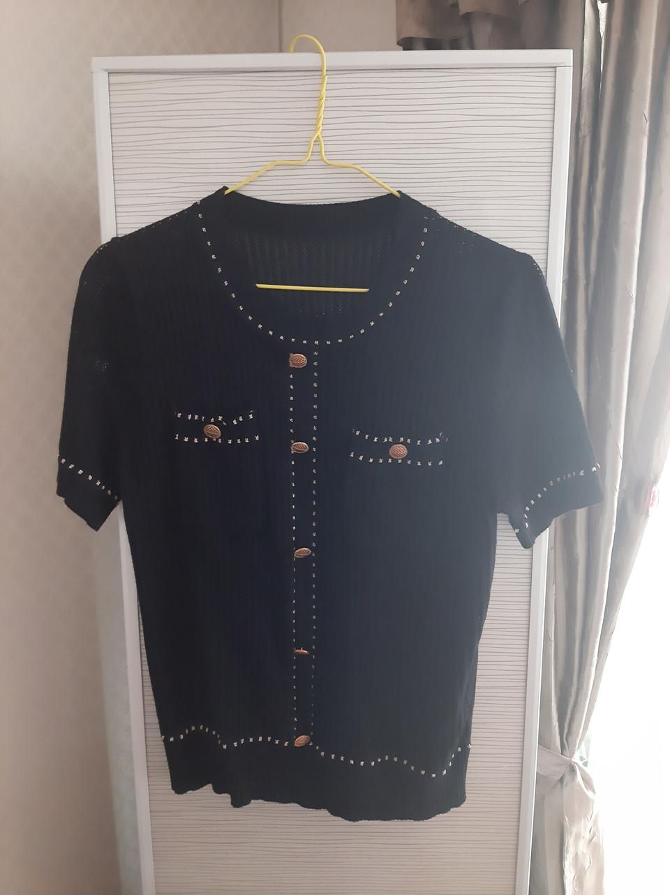 금장식반팔니트