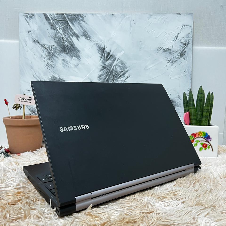 삼성 200B (15.6인치) 검정색상 i5모델 노트북 판매합니다.