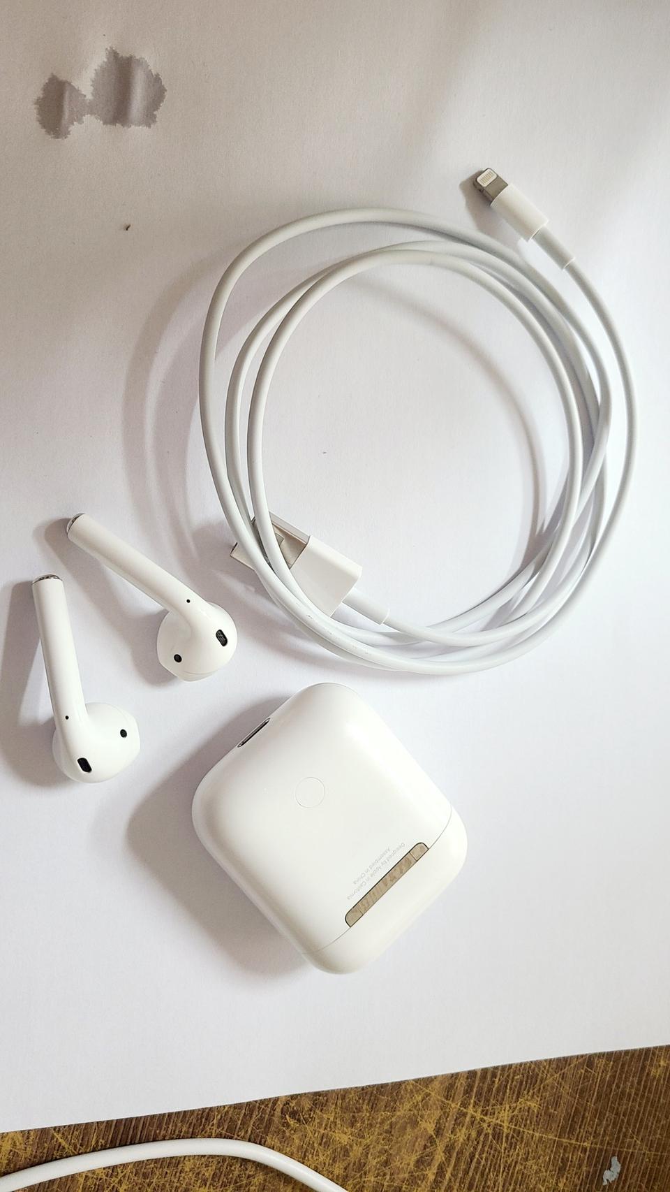 에어팟2세대 유선충전입니다. 본체, 양쪽 이어폰, 충전케이블 3만5천원