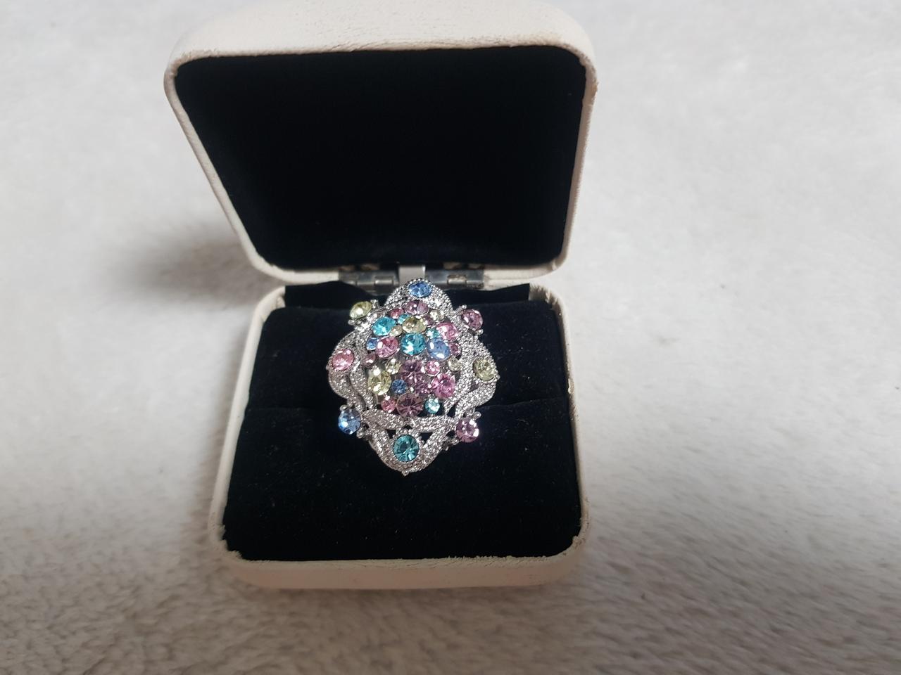 퀴빅 화려한 조절 반지입니다  스카프 에하셔도 좋코요