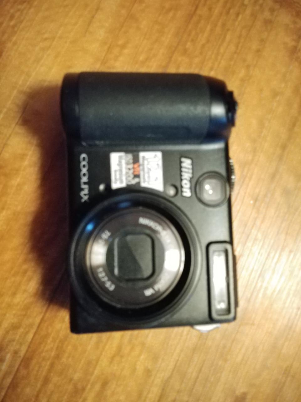 니콘 쿨피스 P-5100 카메라.