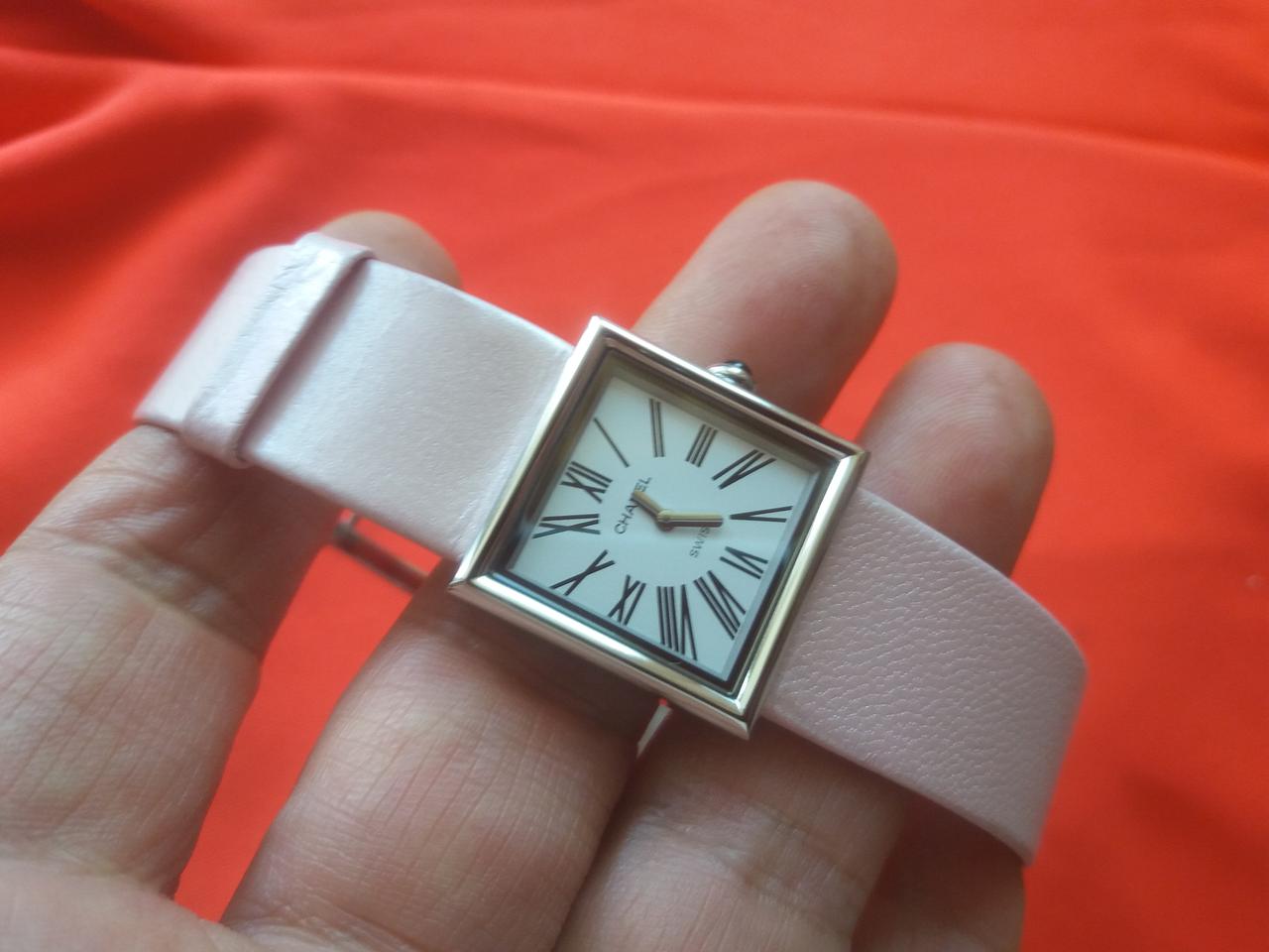 정품-샤넬-마드모아젤-화이트-핑크-스위스제-여성용-CHANEL 명품시계-특A급