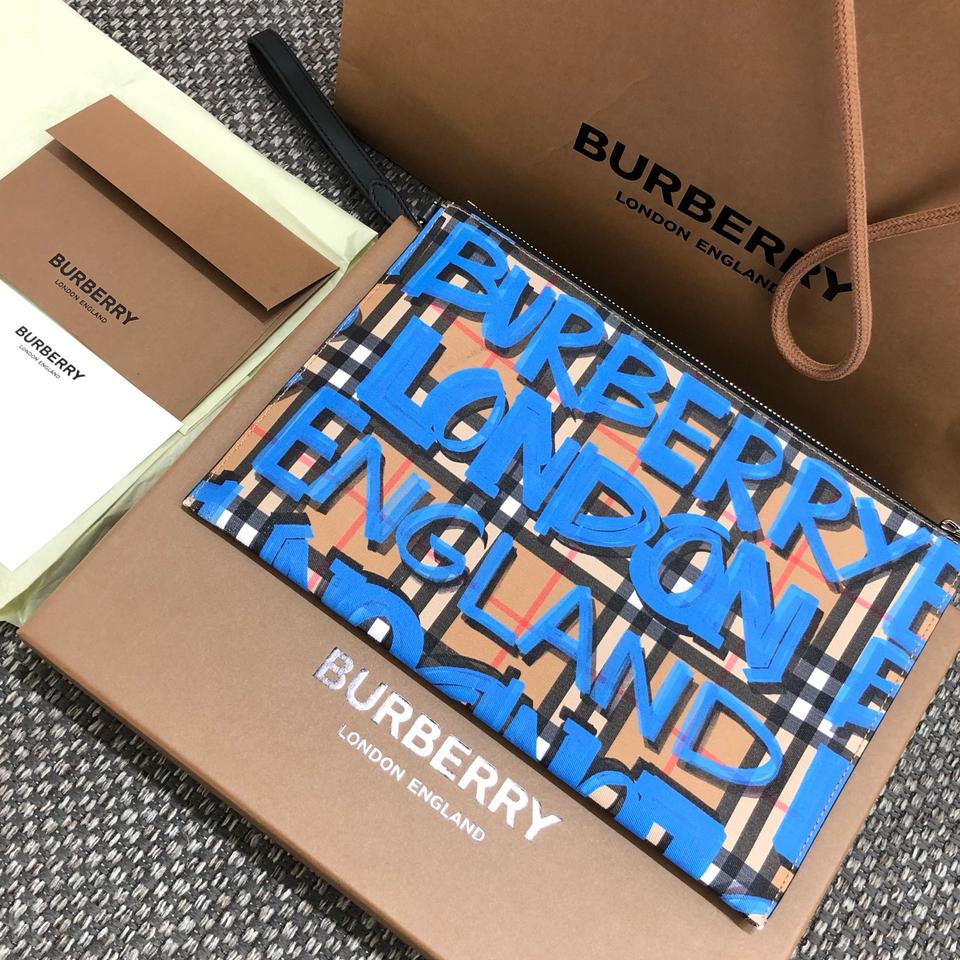 OS*버버리 그래피티 클러치