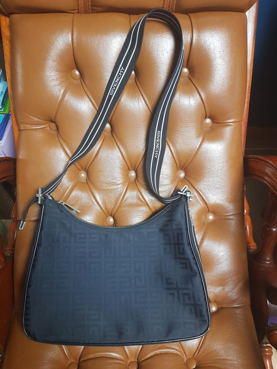 정품지방시크로스가방