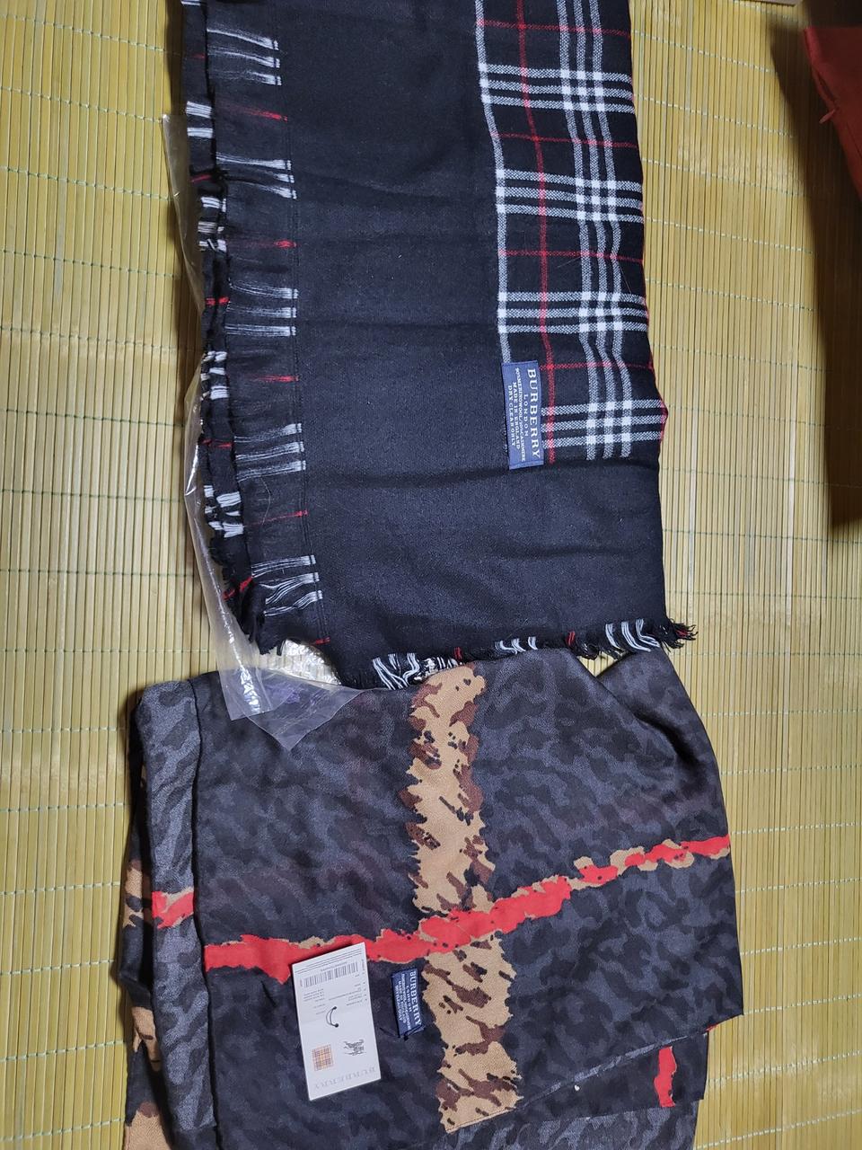 버버리 숄대형머플러각25만원 오른쪽얇은것두개는25